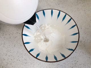 12、糯米紫薯糕,加入适量的开水。