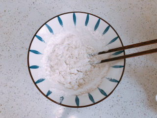 13、糯米紫薯糕,搅拌均匀，并且不停地撒入糯米粉按压。