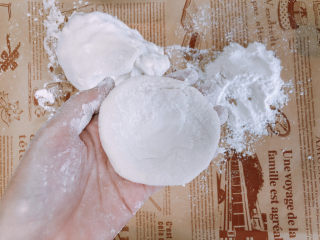 15、糯米紫薯糕,把面团分成几小份。