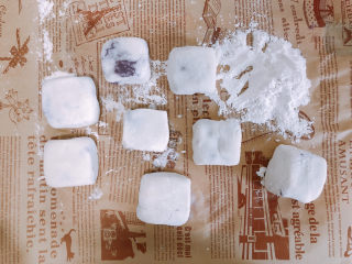 17、糯米紫薯糕,压成方块的样子。