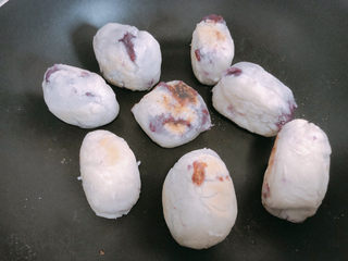 19、糯米紫薯糕,把方块煎至金黄就可以起锅了。