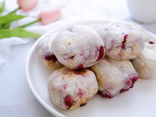 20、糯米紫薯糕,开动啦，里面的紫薯馅是可以拉丝的哦。