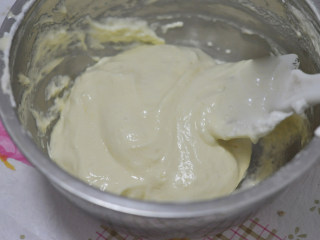 2、舒芙蕾芝士蛋糕,拌入10g低筋面粉切拌均匀