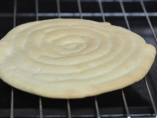 3、舒芙蕾芝士蛋糕,在烤盘上挤一个圆形，烤180度，10分钟左右，至蛋糕松脆