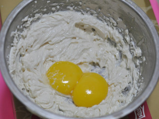 8、舒芙蕾芝士蛋糕,加入蛋黄，搅打均匀