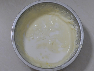 10、舒芙蕾芝士蛋糕,加入牛奶 ， 搅打均匀，材料要一样一样的加入，充分搅打均匀 ，再加下一样