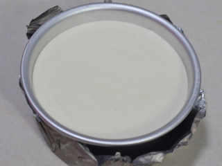 14、舒芙蕾芝士蛋糕,将芝士蛋糕糊倒入模具，端起模具，在台面上震几下，使面糊内的大气泡震出来