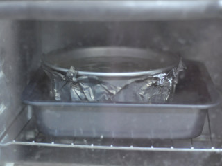 16、舒芙蕾芝士蛋糕,将烤盘放入烤箱下层，上下火150℃，烤50分钟左右