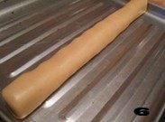 6、花生酱是个好帮手——【花生圆香饼干】,把面糊倒在案板上，用手搓成直径约2.5CM的长条。