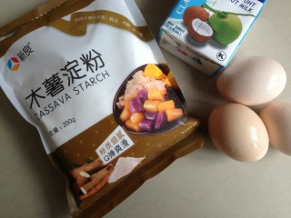 1、椰香黄金糕,准备好主要材料,将鸡蛋液加温到差不多40度。