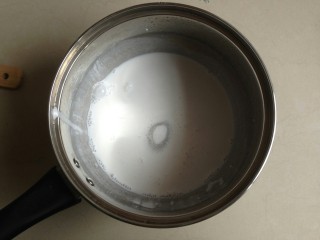 2、椰香黄金糕,锅里放入椰浆和60克细砂糖,搅拌一下。