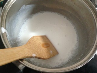 3、椰香黄金糕,开小火将糖煮溶化,椰浆煮沸