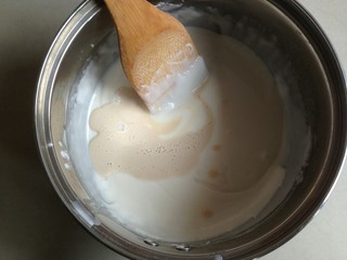 7、椰香黄金糕,酵母用温水溶解,待木薯糊放凉后才放入,搅拌均匀。