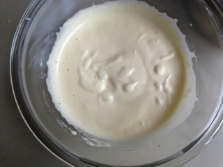 9、椰香黄金糕,打至全蛋液能划出花纹不消失。