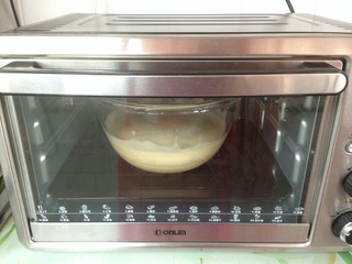 11、椰香黄金糕,将做好的蛋糊放入到烤箱,选择发酵档37度,发酵一个小时,每隔15-20分钟就取出来,用打蛋器搅打十秒,最后一次搅打一分钟。