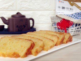 15、椰香黄金糕,放置手温时才切片,这样才不会粘刀。