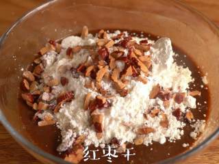 5、养颜补血【红枣马芬蛋糕球】,加入红枣干和泡打粉