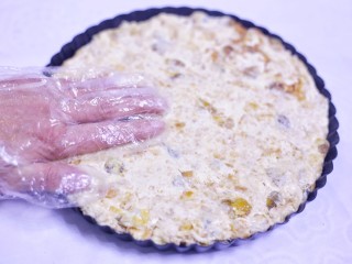 7、好吃到爆的点心网红雪花酥,取一个容器,底部撒上一层奶粉,我用的披萨盘,方便取出。