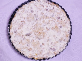 8、好吃到爆的点心网红雪花酥,将搅拌均匀的雪花酥放入模具中,再将剩余的奶粉均匀撒于表面。