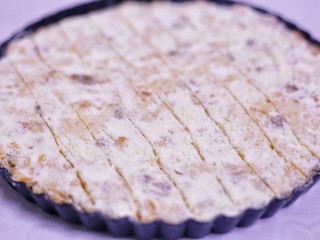 9、好吃到爆的点心网红雪花酥,待放置常温后,用刀切成自己喜欢的形状,就可以开吃啦。