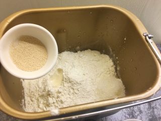 6、南瓜华夫饼,面粉中间挖一个小洞，倒入耐高糖酵母，用面粉盖住，按揉面模式