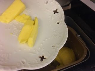 7、南瓜华夫饼,倒入黄油继续揉