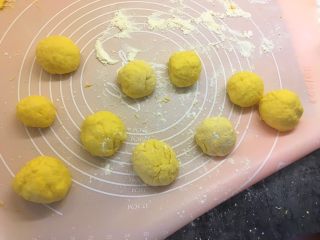 12、南瓜华夫饼,摘成大小匀均的小面团，揉圆