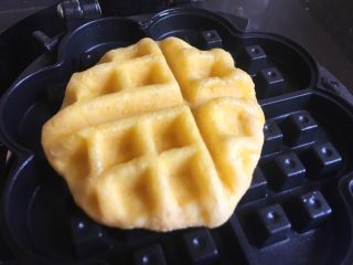 15、南瓜华夫饼,放入华夫饼面团，盖上盖子，小火煎十秒翻面