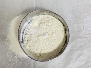 3、古早蛋糕,白鲨低筋面粉过筛一次。