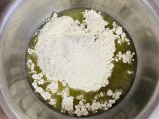 7、古早蛋糕,离火加入白沙低筋面粉。