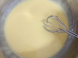 8、古早蛋糕,搅拌至无颗粒。