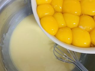 9、古早蛋糕,加入蛋黄。