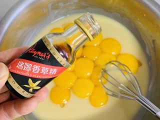 10、古早蛋糕, 加入香草精，不喜欢的可以不加，加这个是去除蛋的醒味。