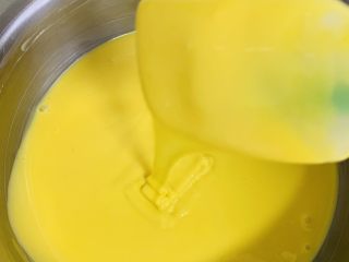 12、古早蛋糕,搅拌成有光泽、细腻、无颗粒的面糊。这一步要有耐心。