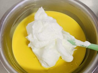 17、古早蛋糕,取三分之一的蛋白加入到蛋黄糊里，用翻拌的手法拌均匀。