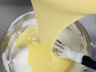 18、古早蛋糕,翻拌好的蛋黄糊全部倒入蛋白中