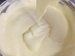 19、古早蛋糕,继续翻拌均匀，注意手法要轻。