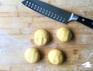 3、【向日葵面点】,分成四份，分别擀成圆形。