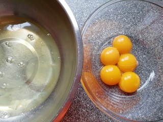 1、斑马纹戚风蛋糕(8寸),蛋清蛋黄分离。