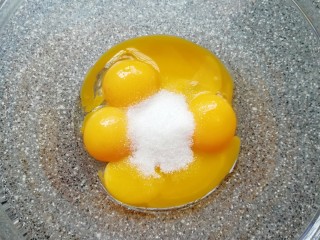 2、斑马纹戚风蛋糕(8寸),给蛋黄里面加入15g细砂糖,用手动打蛋器搅打均匀。