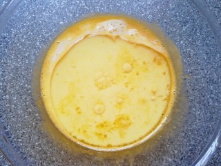 3、斑马纹戚风蛋糕(8寸),加入玉米油和纯牛奶搅打均匀。