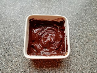 6、斑马纹戚风蛋糕(8寸),可可粉加入热水化开,搅拌至无干粉无颗粒备用。