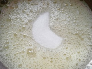 7、斑马纹戚风蛋糕(8寸),蛋清里面加入几滴柠檬汁,用电动打蛋器低速打发至粗泡状,加入15g细砂糖。