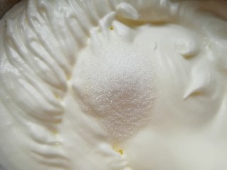 9、斑马纹戚风蛋糕(8寸),高速打发至出现明显的纹路,最后加入剩下的15g细砂糖,