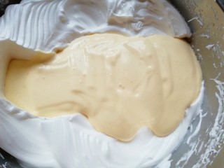 13、斑马纹戚风蛋糕(8寸),再把混合好的蛋黄糊倒回剩下的三分之二蛋白里面,继续混合均匀。
