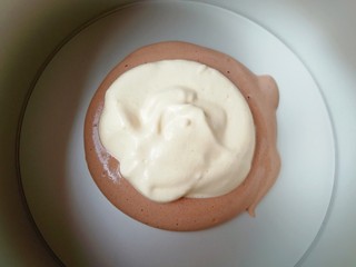 15、斑马纹戚风蛋糕(8寸),准备两个大小一致的勺子,将混合好的原味蛋糕糊和可可蛋糕糊,交替着倒进模具里面。