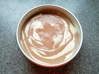 16、斑马纹戚风蛋糕(8寸),直到倒完所有的蛋糕糊,摔几下震出大气泡。