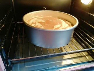 17、斑马纹戚风蛋糕(8寸),送入预热好的烤箱。