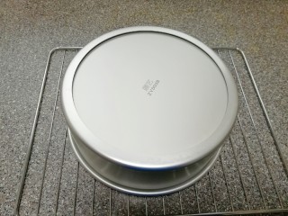 20、斑马纹戚风蛋糕(8寸),倒扣在晾网上,凉透之后脱模。