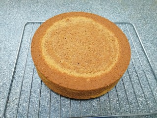 21、斑马纹戚风蛋糕(8寸),完整脱模的斑马纹戚风蛋糕。